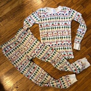 Hanna Andersson Elf pajama set. Size 130